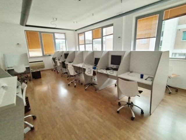 Locale in vendita di 208 m² in Via Val Badia