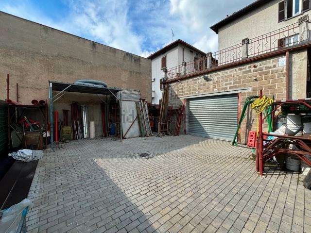 Locale in vendita di 208 m² in Corso Dante Alighieri, 27