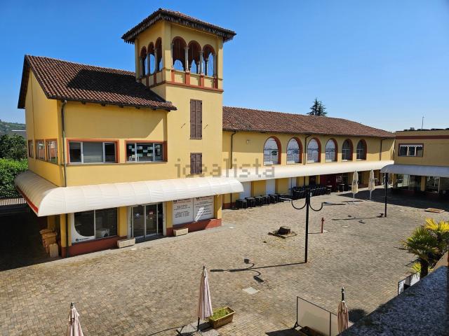 Locale in vendita di 210 m² in Via Cassarogna, 80