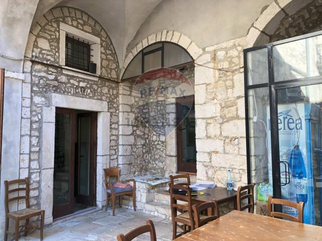 Locale in vendita di 210 m² in Via Castello, 6