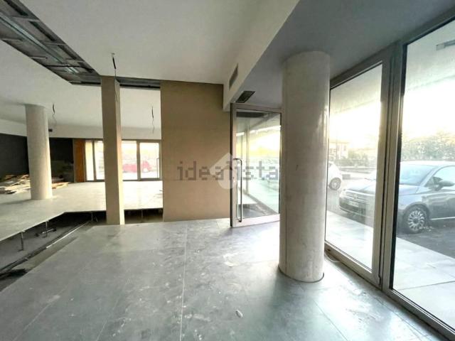 Locale in vendita di 210 m² in Via G.Verdi, 110