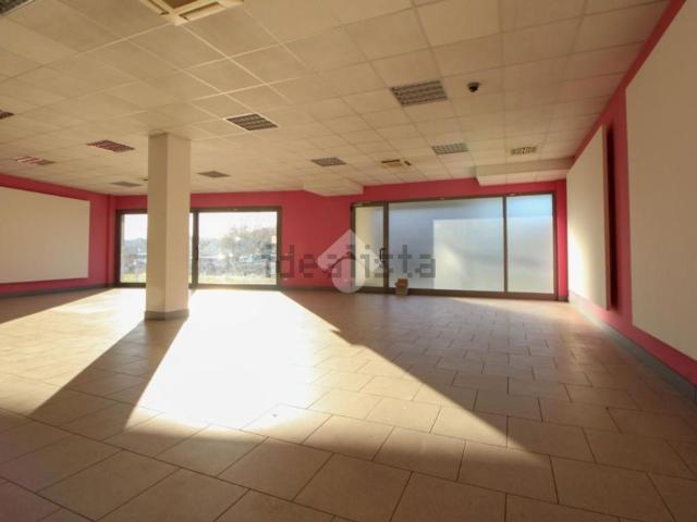 Locale in vendita di 210 m² in Via Gaetano Donizetti, 1