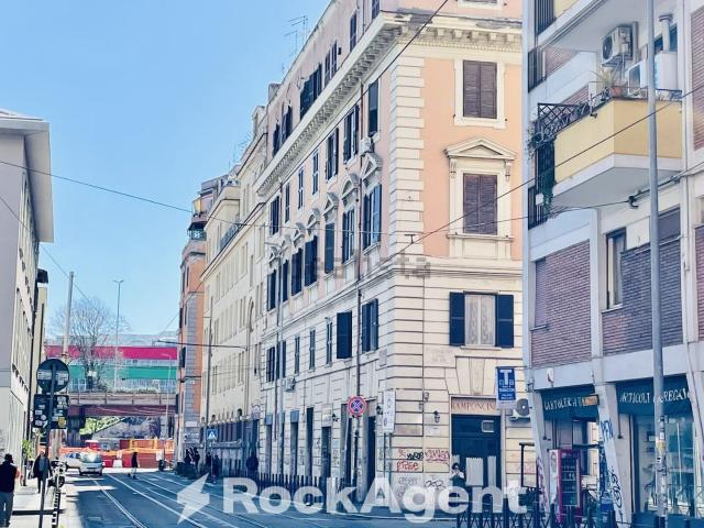 Locale in vendita di 210 m² in Via dei Reti, 54
