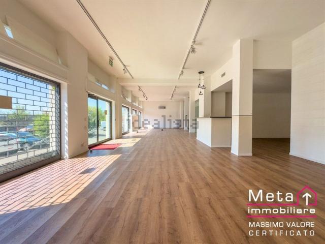 Locale in vendita di 210 m² in Via della Liberazione, 9