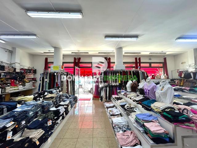 Locale in vendita di 210 m² in Via di Leuca, 174