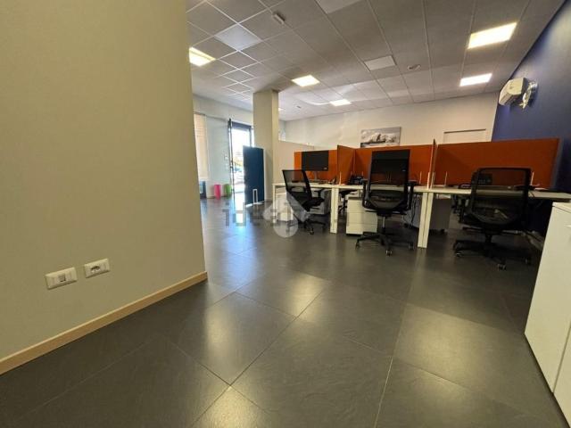 Locale in vendita di 210 m² in Via E. Maiorana, 36