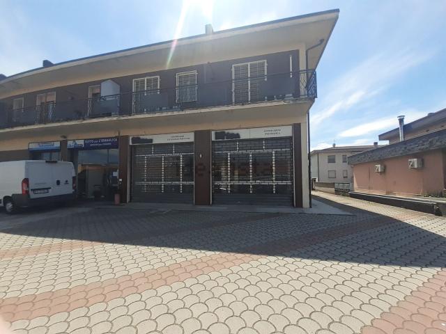 Locale in vendita di 210 m² in Via Emilia Pavese