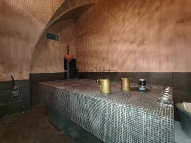 Locale in vendita di 210 m² in Via Filomarini, 8