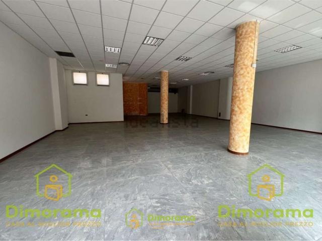 Locale in vendita di 210 m² in Via Flaminia Conca