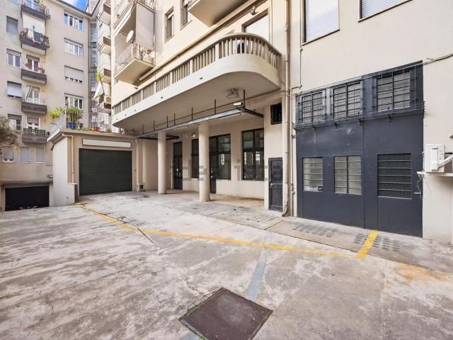 Locale in vendita di 210 m² in Via Monte Ortigara, 36