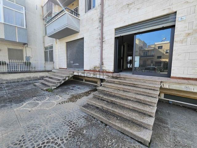 Locale in vendita di 210 m² in Via Meda