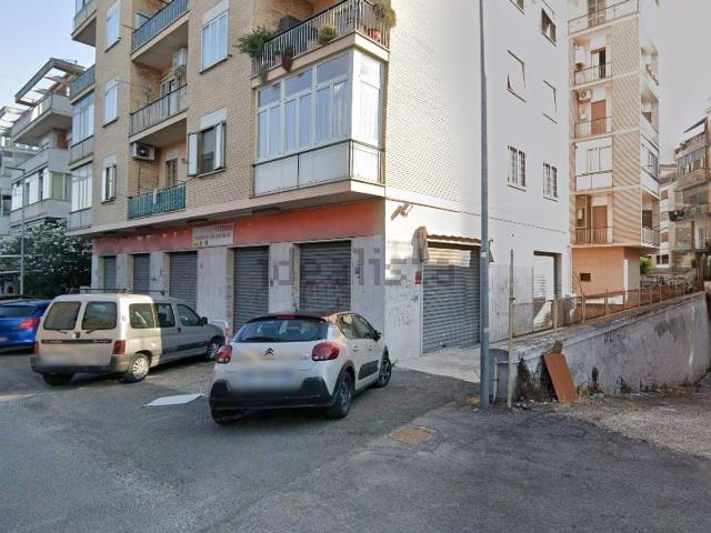 Locale in vendita di 210 m² in Via Pontina Vecchia, 16