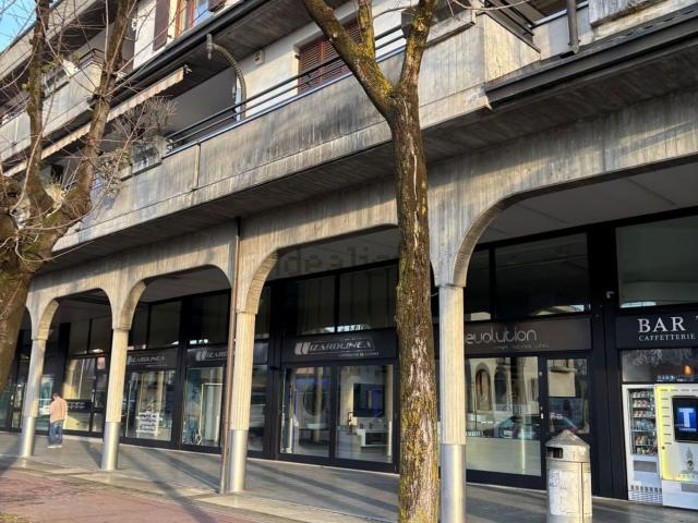 Locale in vendita di 210 m² in Viale Trentino, 37