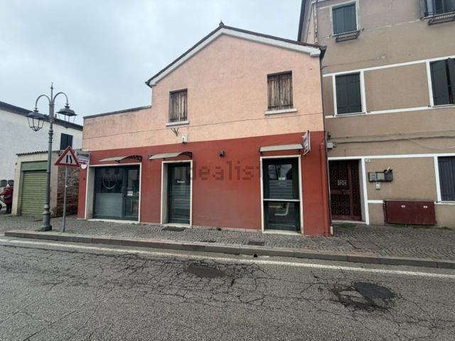 Locale in vendita di 210 m² in Piazza Mercato