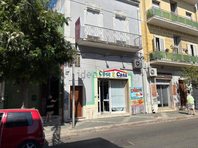 Locale in vendita di 211 m² in Via Brindisi, 141