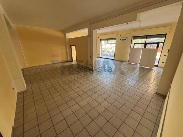 Locale in vendita di 211 m² in Via de Novellis Fedelis, 29