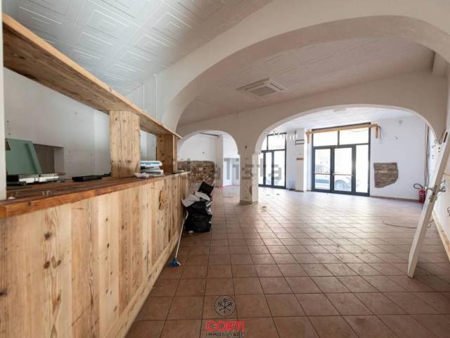 Locale in vendita di 211 m² in Via Parri