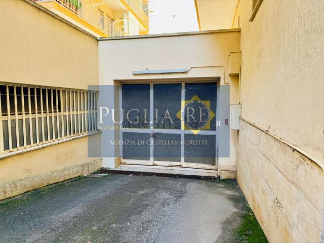 Locale in vendita di 211 m² in Strada Cooperativa Artigiani