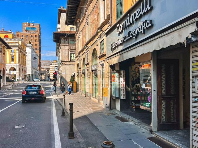 Locale in vendita di 213 m² in Via Antonio Gramsci, 7