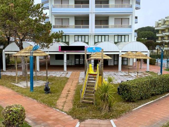 Locale in vendita di 213 m² in Viale Italia, 14