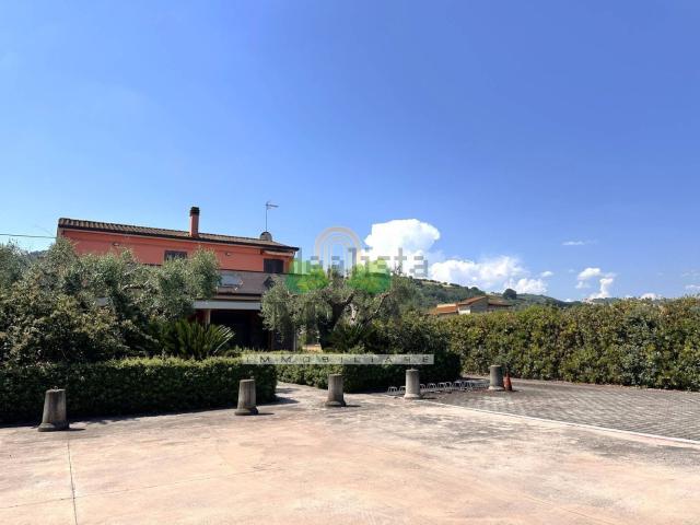Locale in vendita di 214 m² in Contrada Piane Tronto, 34