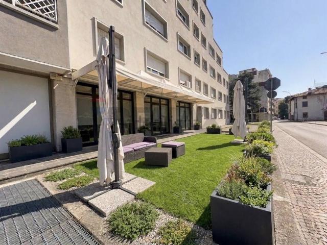 Locale in vendita di 215 m² in Via Colugna