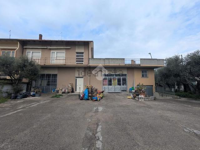 Locale in vendita di 215 m² in Via Abbazia, 12