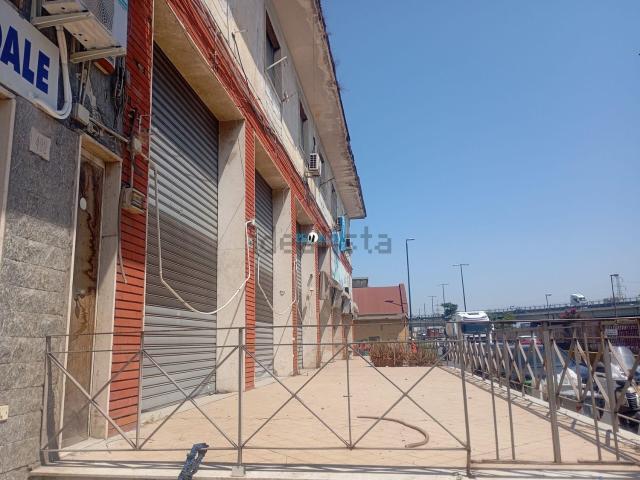 Locale in vendita di 215 m² in Via Argine, 499