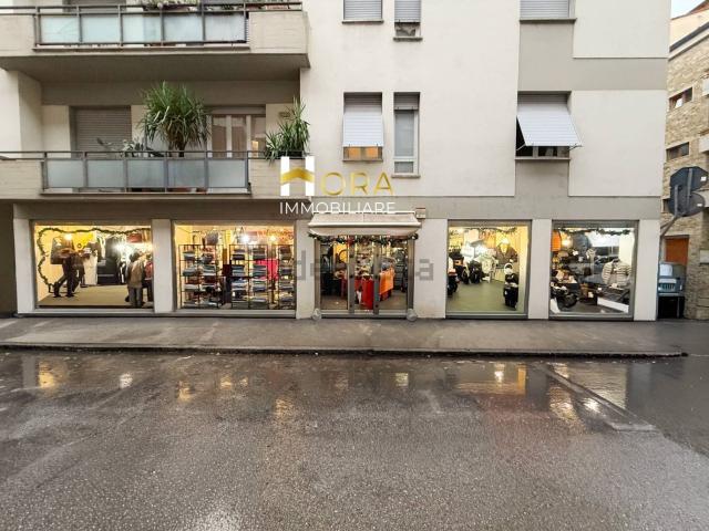 Locale in vendita di 215 m² in Via Gabrio Casati