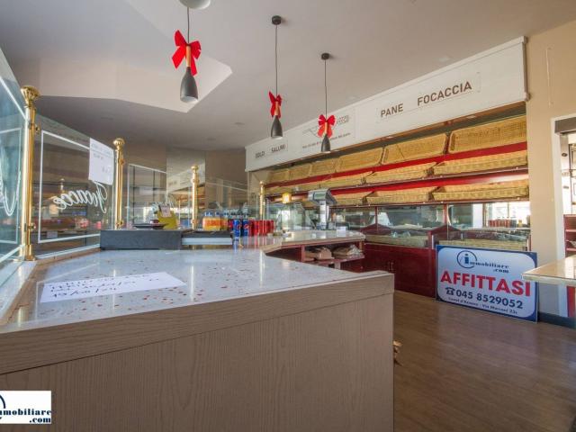 Locale in vendita di 215 m² in Via Piave, 44