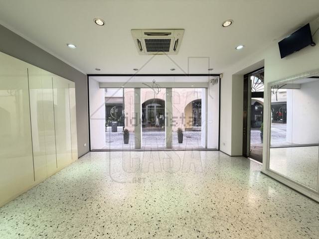 Locale in vendita di 215 m² in Via Roma