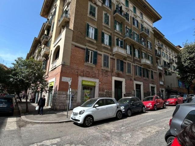 Locale in vendita di 215 m² in Via Taro, 20