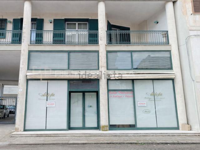 Locale in vendita di 216 m² in Via Scorrano, 16