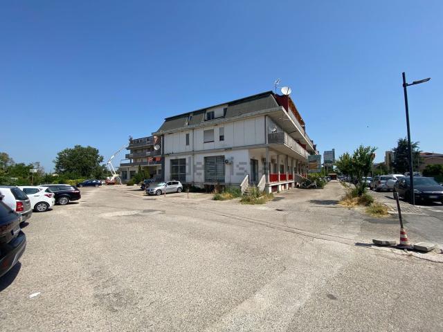 Locale in vendita di 216 m² in Via Pietro Nenni, 146