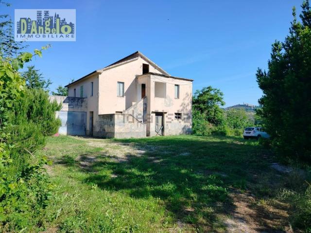 Locale in vendita di 216 m² in Strada Provinciale 73, 73