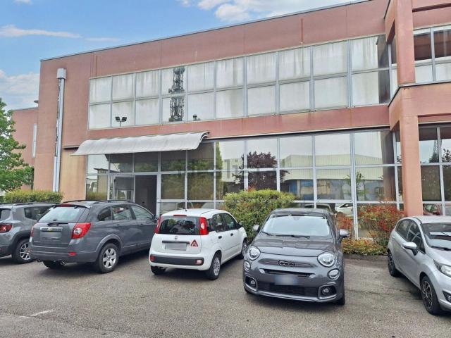 Locale in vendita di 2171 m² in Via del Lavoro, 33