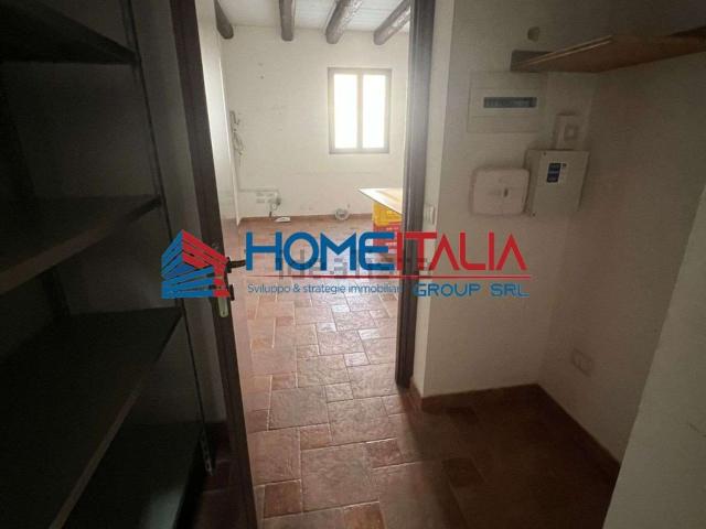 Locale in vendita di 217 m² in Via Esopo