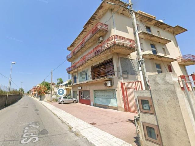 Locale in vendita di 218 m² in Via Fiumarella, 53