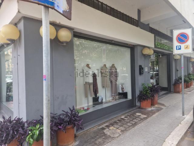 Locale in vendita di 219 m² in Via Cairoli, 16