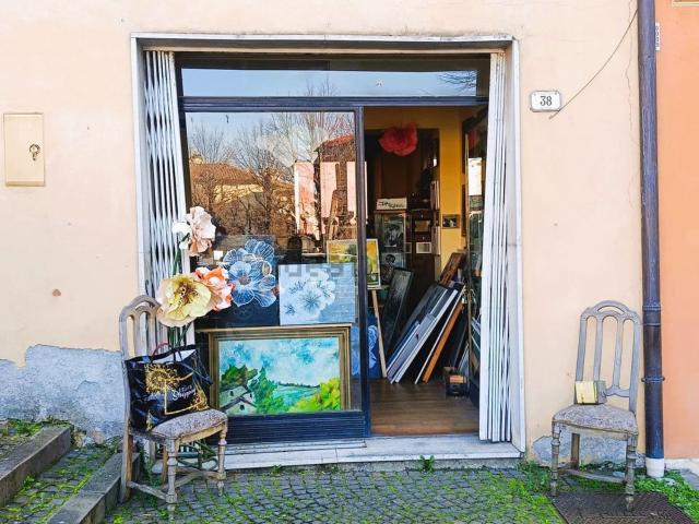 Locale in vendita di 21 m² in Via Val d&apos Enza Nord
