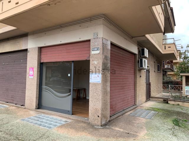 Locale in vendita di 21 m² in Via Gasperina, 35