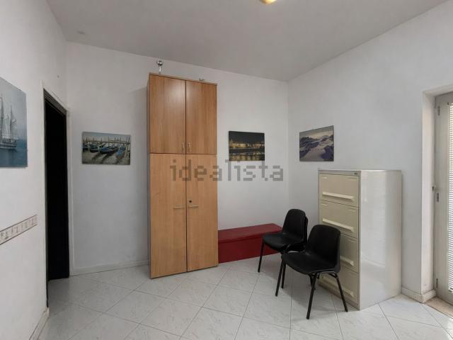 Locale in vendita di 21 m² in Via I. Nievo, 1