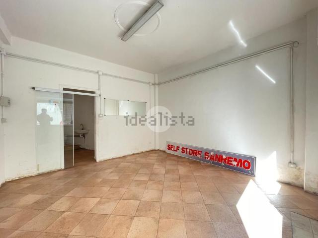 Locale in vendita di 21 m² in Via Martiri della Libertà, 41