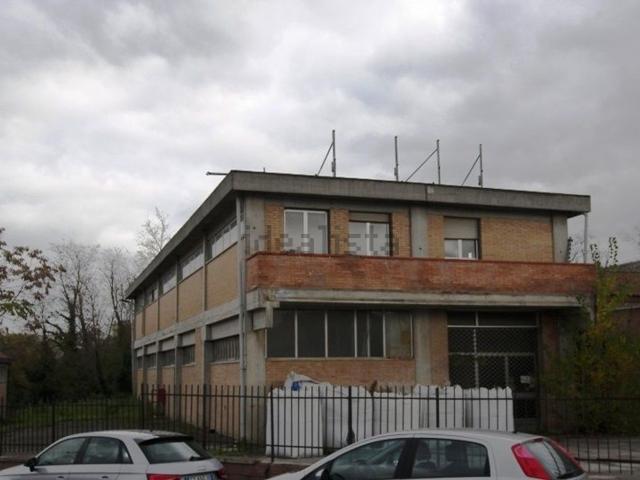 Locale in vendita di 2200 m²