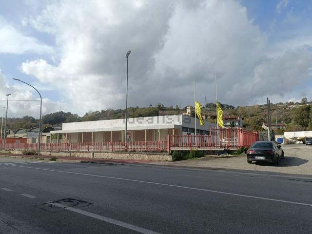 Locale in vendita di 2200 m² in Strada Statale 7