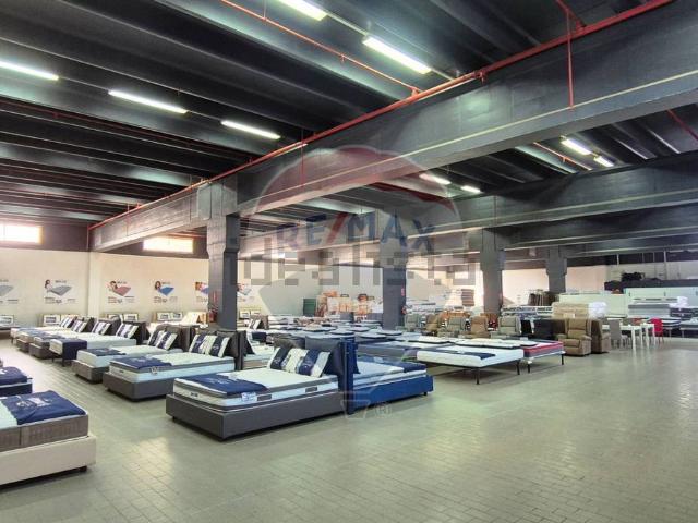 Locale in vendita di 2200 m² in Via Dell&apos industria