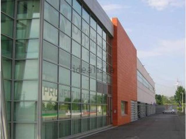 Locale in vendita di 2200 m² in Via Udine