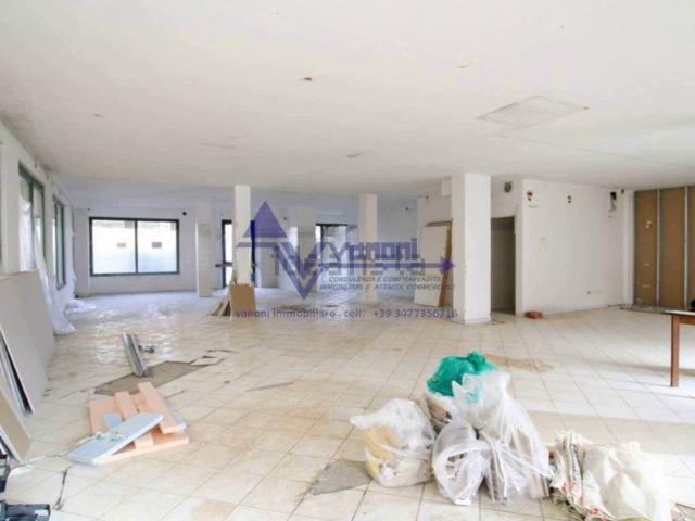 Locale in vendita di 220 m² in Via Cavalieri di Vittorio Veneto, 1