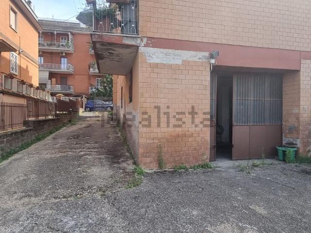 Locale in vendita di 220 m² in Via Caselle Torinese