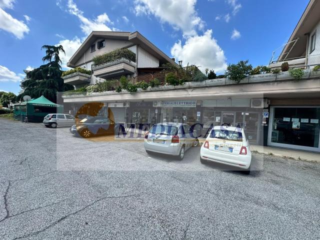 Locale in vendita di 220 m² in Via Cassia, 1821